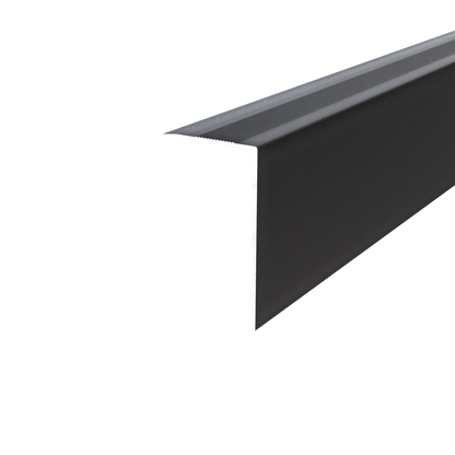 Cornière d'angle L en métal noir, surface texturée, posée sur fond blanc. Référence ou marque non visible.